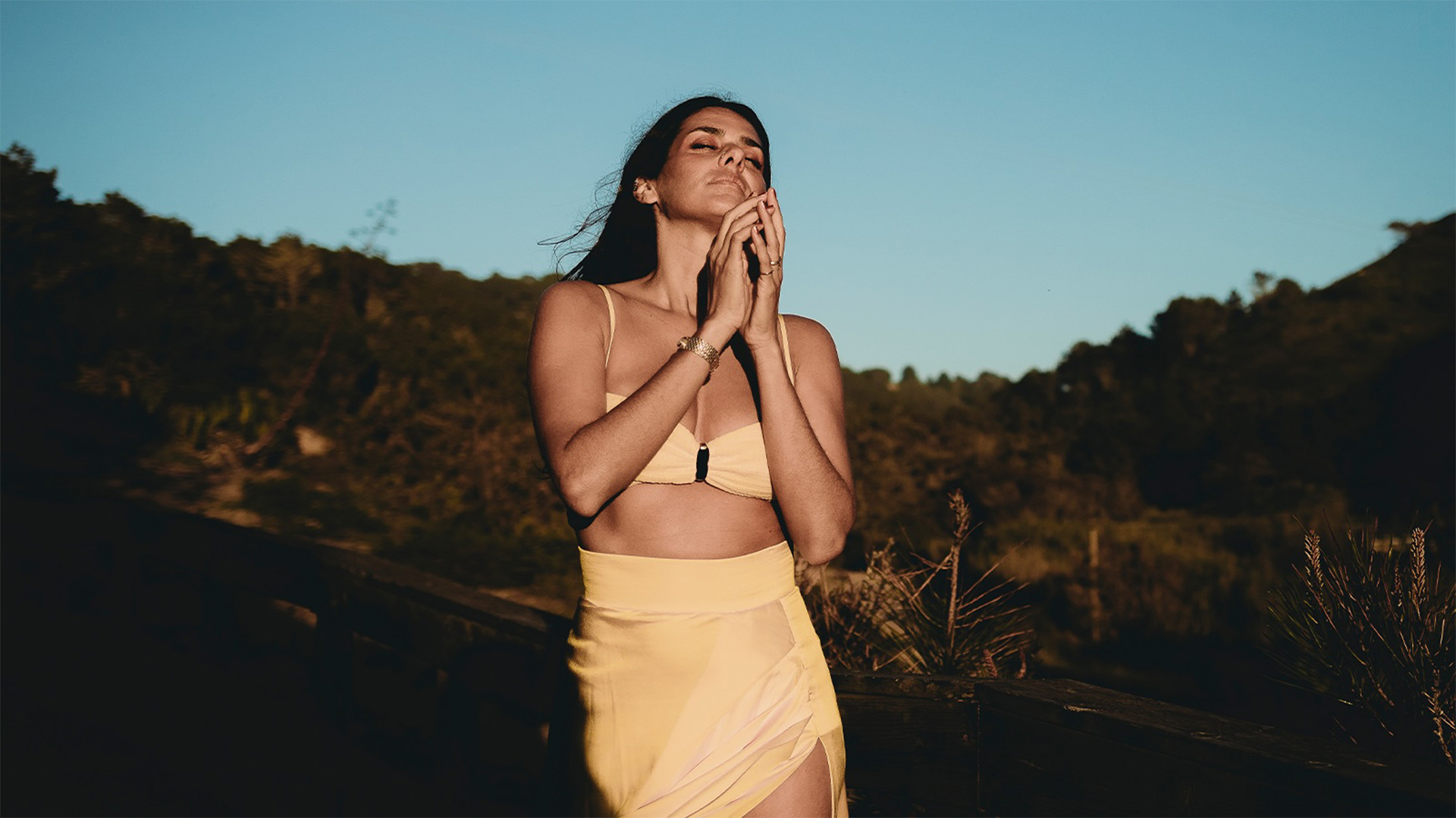 Cuca Roseta rediscovers her essence and presents an album that connects the past to the future of Portuguese music.